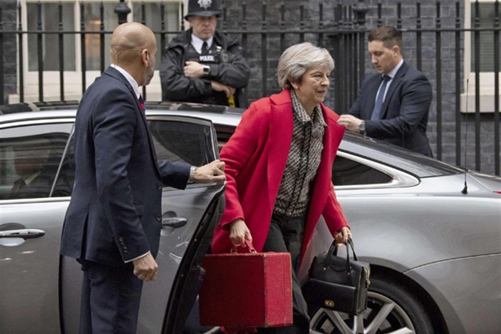 martedì Theresa May potrebbe fare le valige: cresce il fronte nel partito per la sua sfiducia (Ansa)