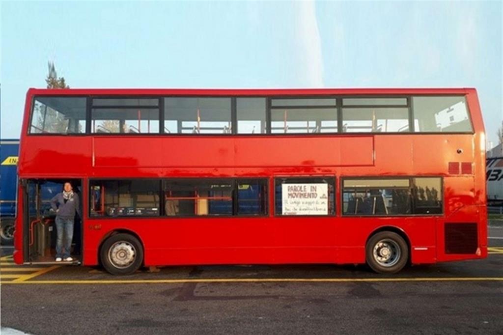 Il bus inglese diventa una libreria itinerante