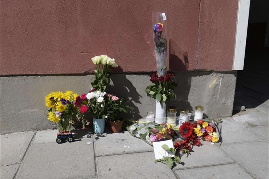 Fiori sul luogo dell'uccisione del ragazzo a Stoccolma (Ansa)