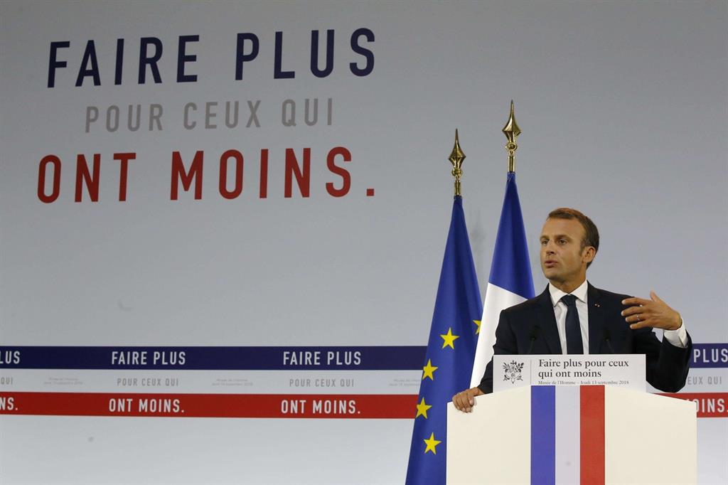 Macron ha parlato agli assistenti sociali oggi a Parigi, illustrando un piano da 8 miliardi di euro per contrastare la povertà (Ansa)