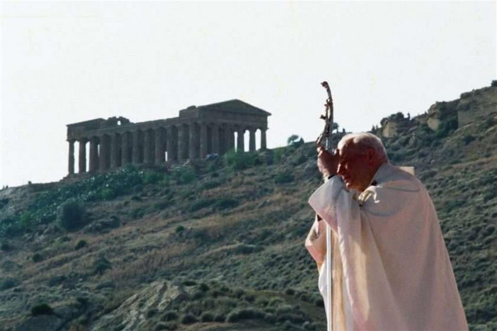 L’immagine di papa Wojtyla appoggiato alla croce, nella Valle dei Templi. Al termine della Messa del 9 maggio 1993 urlò con veemenza: «Convertitevi! Una volta, un giorno, verrà il giudizio di Dio!». Fu un «grido di dolore pubblico», come ebbe a definirlo il pontefice stesso durante un’udienza pubblica a Roma tempo dopo