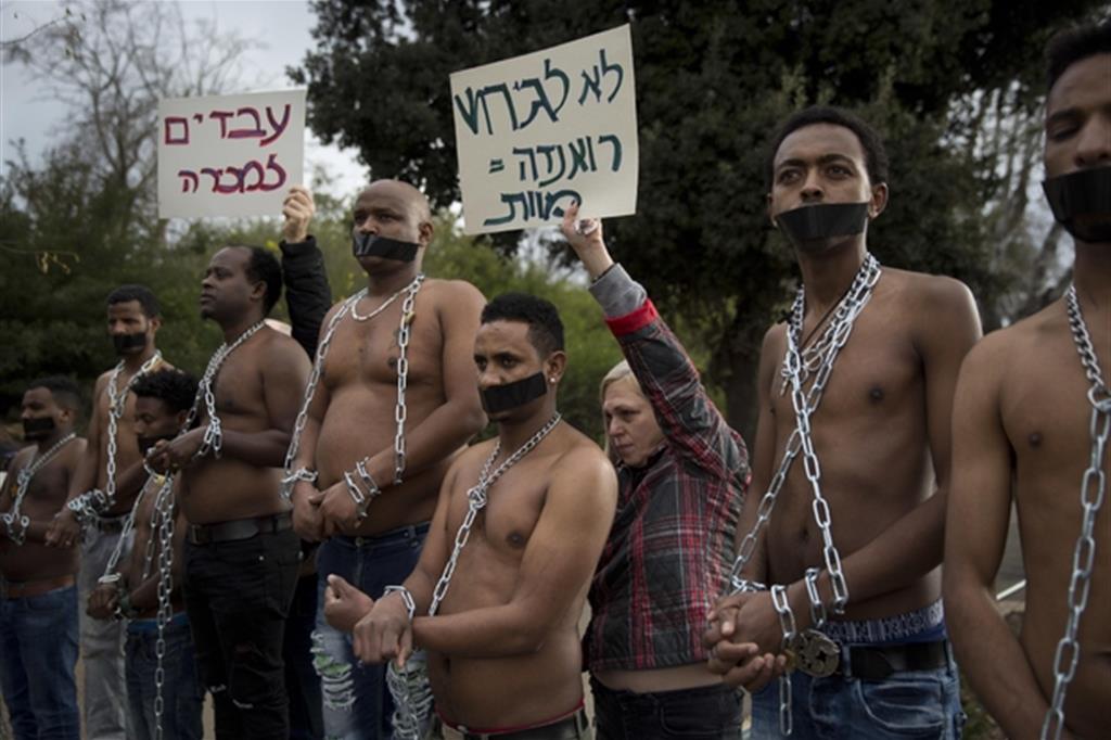 Protesta dei profughi eritrei in Israele contro la deportazione (Ansa)