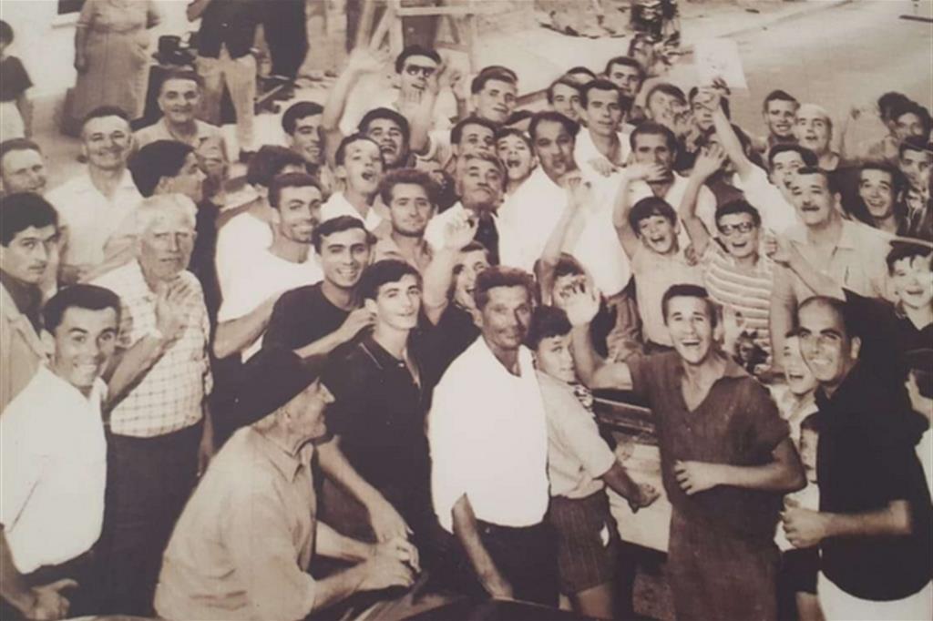 Il pugile Rocky Marciano insieme agli abitanti di Ripa Teatina nell'unica storica visita nel settembre 1964