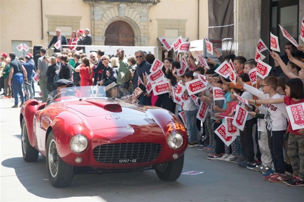 Mille Miglia, la passione guida l'Italia