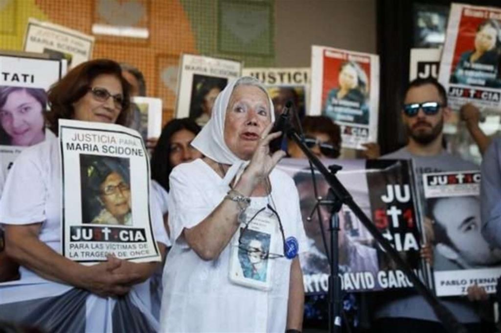 Papa Francesco: prego per le madri di Plaza de Mayo