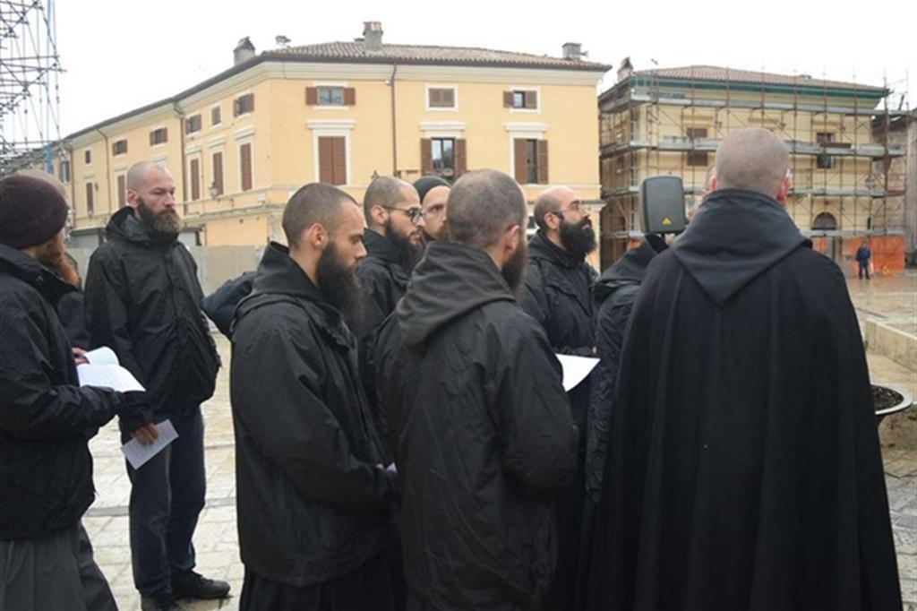 I monaci benedettini in preghiera a Norcia