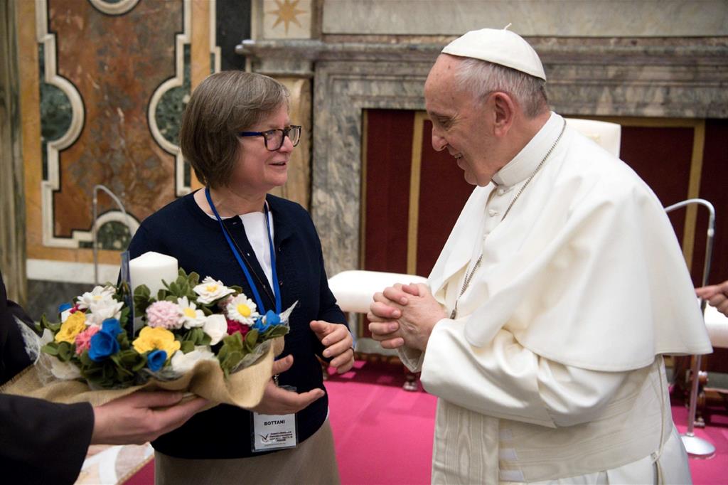 Il Papa con suor Gabriella Bottani, coordinatrice della rete internazionale “Talitha Kum”