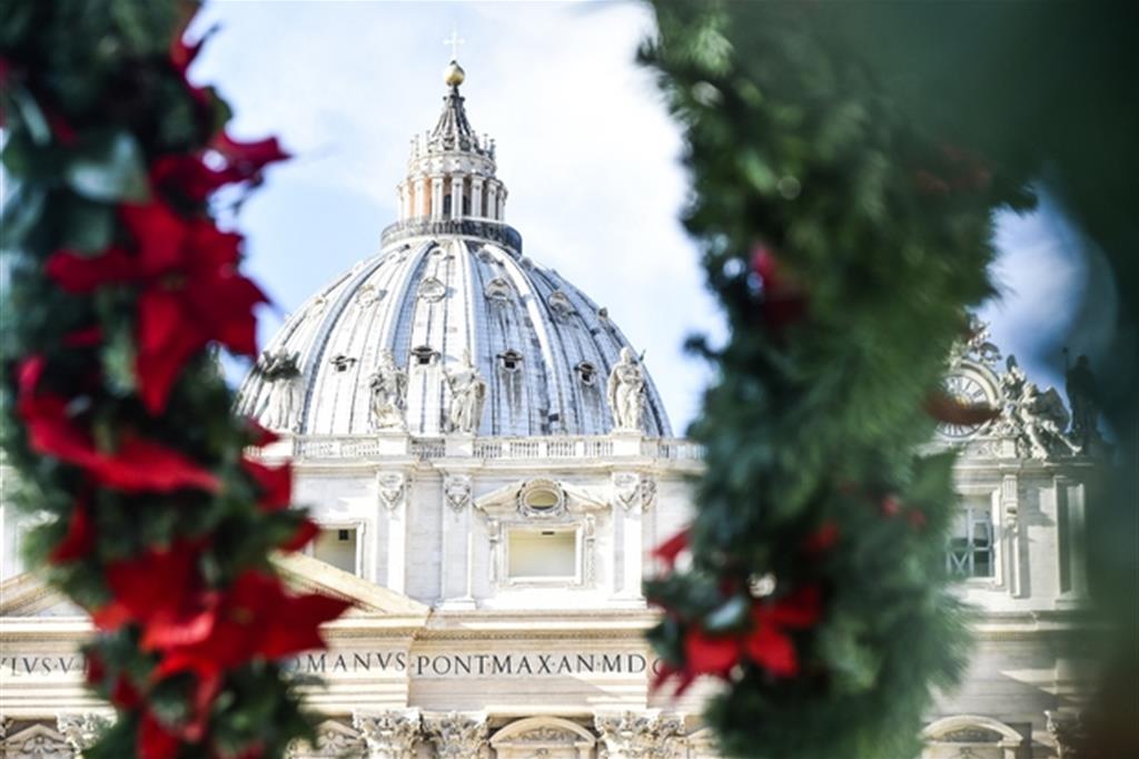 San Pietro vista attraverso l'albero natalizio