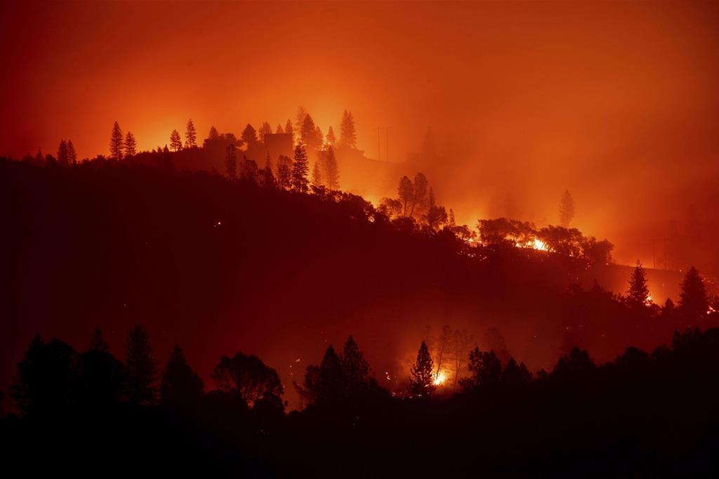 Il fronte del Camp Fire vicino a Big Bend in California (Ansa)