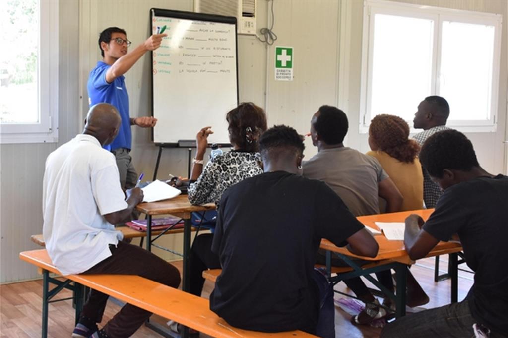 Una lezione nel Centro di Accoglienza per Richiedenti Asilo di Mineo, in provincia di Catania (Ansa)