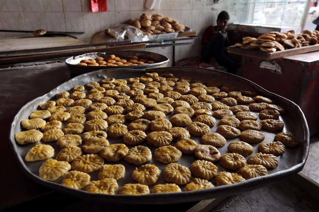 Il mondo islamico in tutto il mondo celebra la fine del Ramadan. Un piatto di dolci preparato a Sana'a, in Yemen, in vista dei festeggiamenti dell'Eid al-Fitr (Tutte le foto sono Ansa) - 