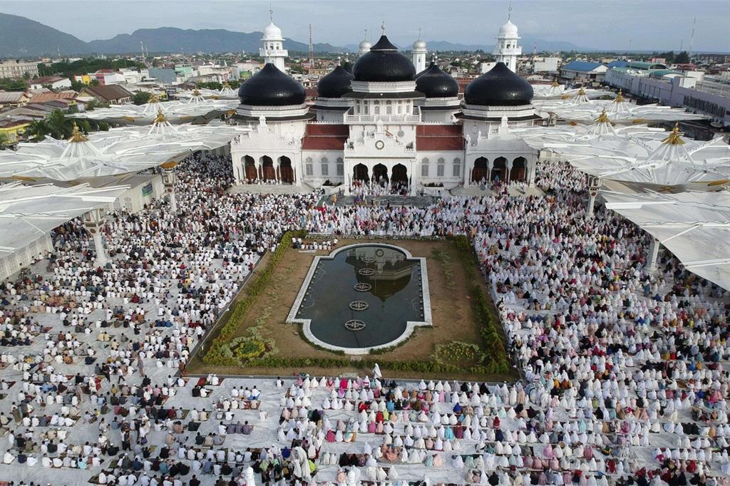 La grande moschea Baiturrahman a Banda Aceh, in Indonesia. - 