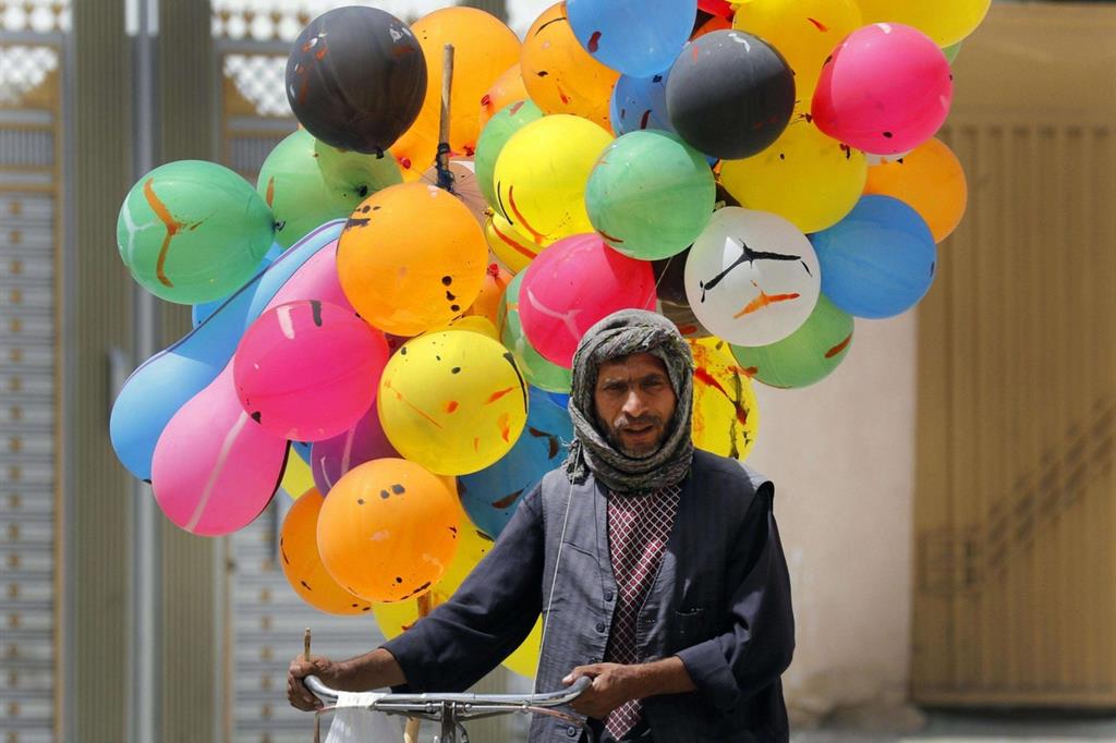 Un venditore di palloncini a Kabul, in Afghanistan. - 