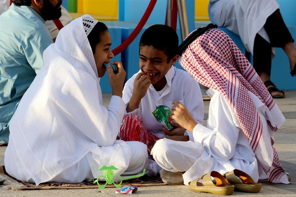 I bambini con addosso i loro i nuovi vestiti per la festa a Riyadh, in Arabia Saudita. - 