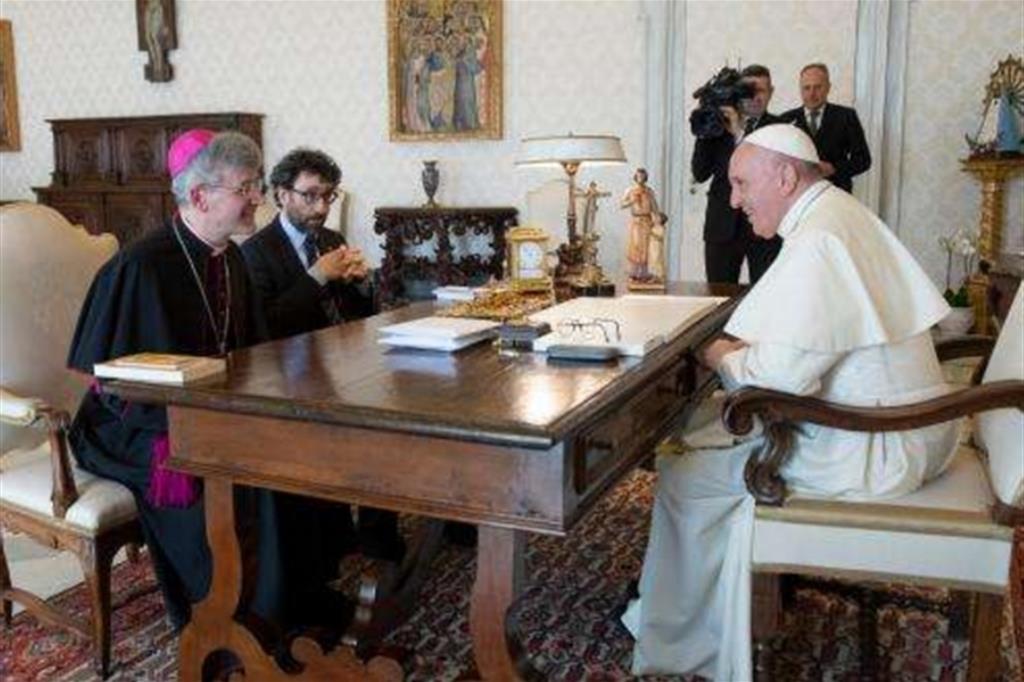 Il presidente dell'Azione Cattolica Truffelli e l'assistente generale monsignor Sigismondi con papa Francesco (AC)