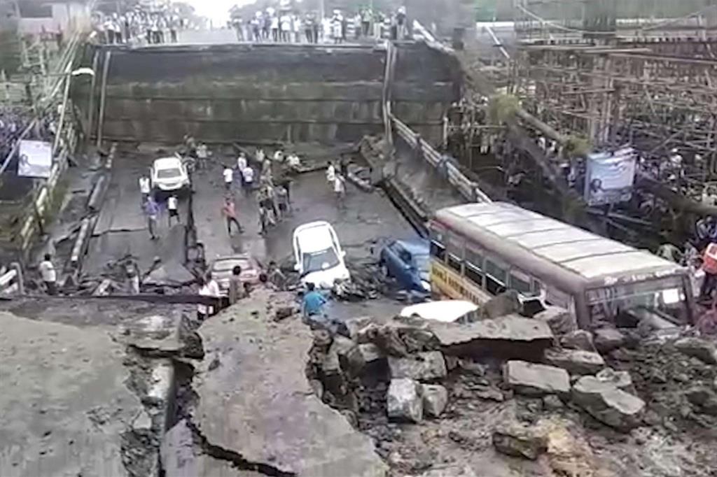 Il viadotto crollato a Calcutta, fermo immagine da video (Ansa)