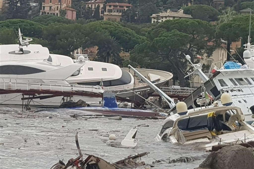 Gli yacht schiantati sul molo di Rapallo