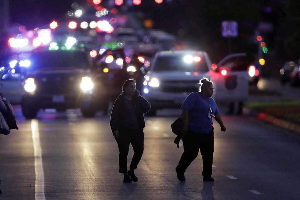 La polizia sul luogo di una delle esplosioni dei giorni scorsi a Austin, in Texas (Ansa)