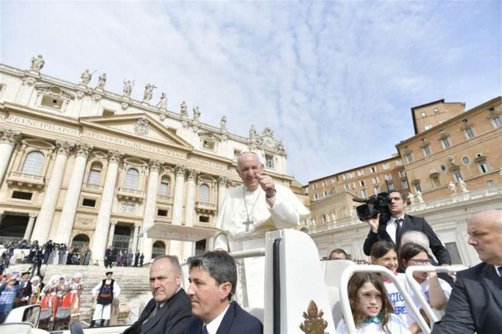Il Papa: il diavolo divide, Dio unisce. Dobbiamo scegliere con chi stare