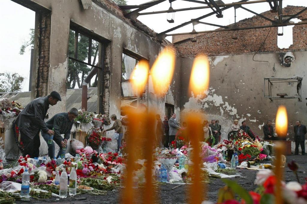 Fiori e candele nella palestra della scuola di Beslan, dove venivano tenuti gli ostaggi (Ansa)