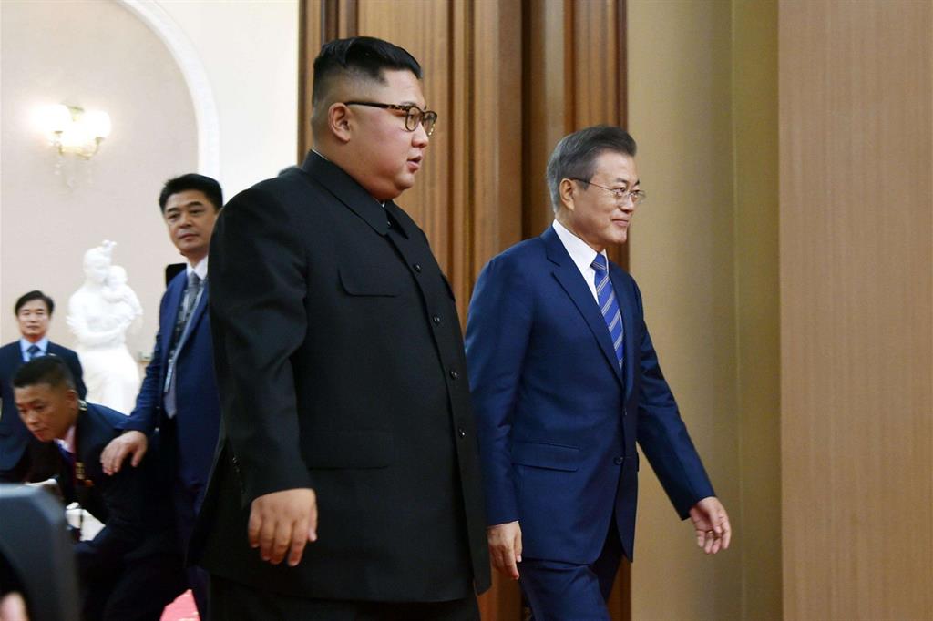 Kim Jong-un con il presidente sudcoreano Moon Jae-in a Pyongyang (Ansa)