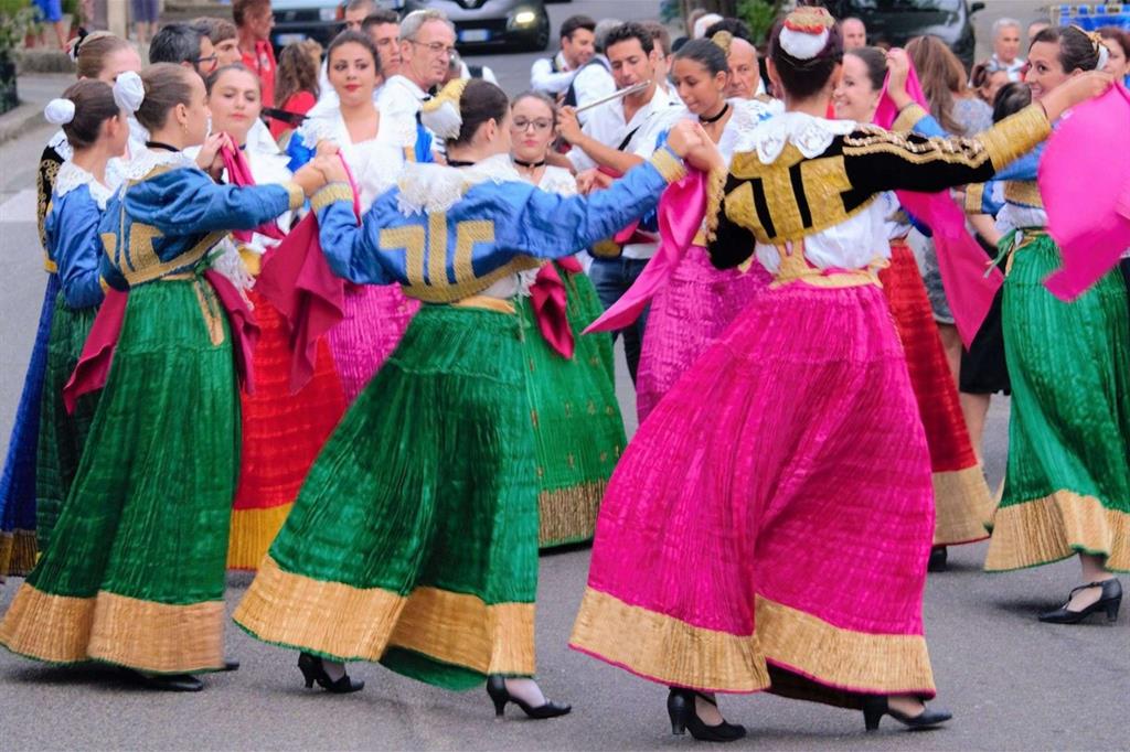 Donne arbëreshë danzano in Calabria (CreativeCommons)