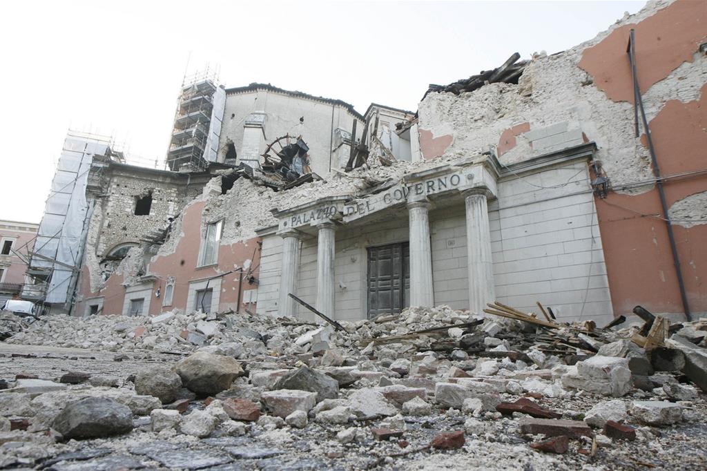 L'Aquila, la Prefettura distrutta dopo il terremoto del 6 aprile 2009 (Ansa)