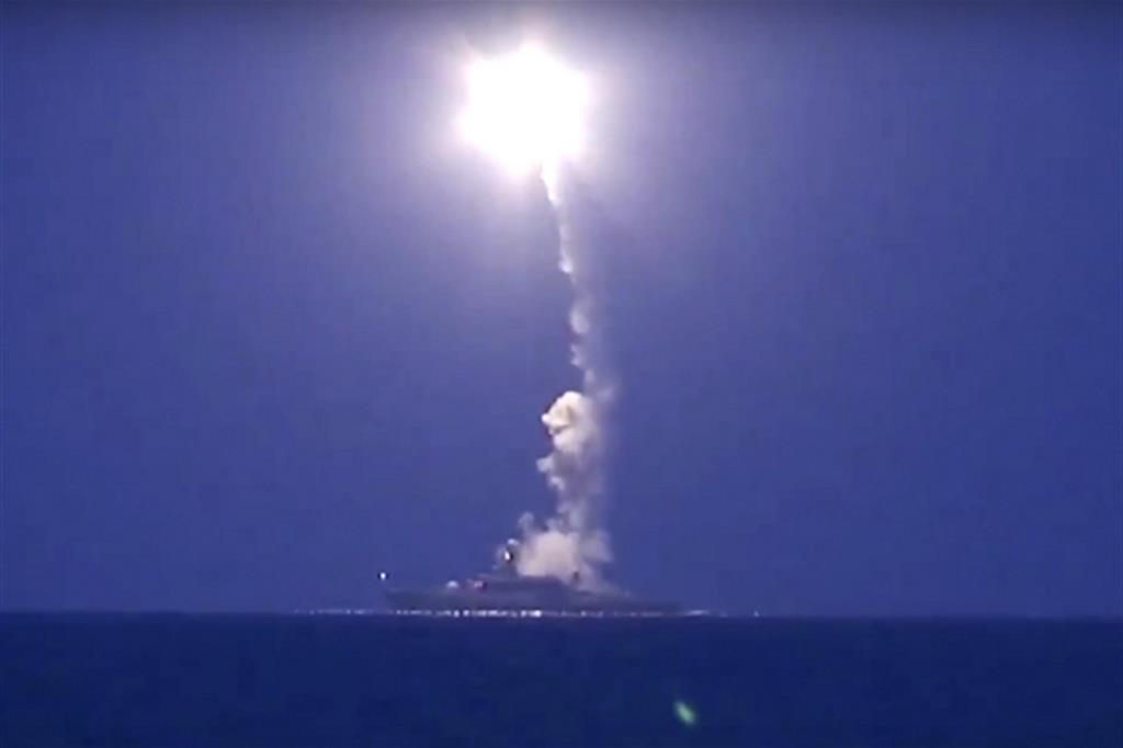 Il lancio di un missile da una nave militare russa