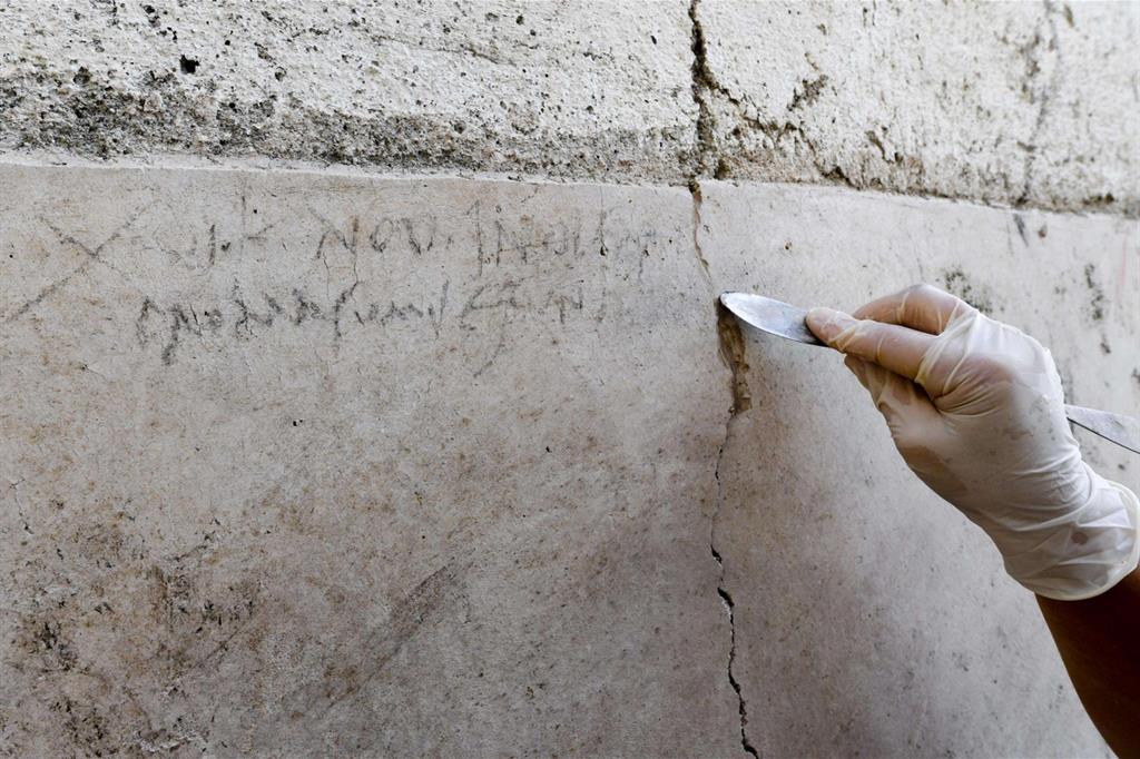 L'iscrizione a carboncino, trovata a Pompei, a supporto della teoria che la data dell'eruzione fosse ad ottobre e non ad agosto (Ansa/Ciro Fusco)