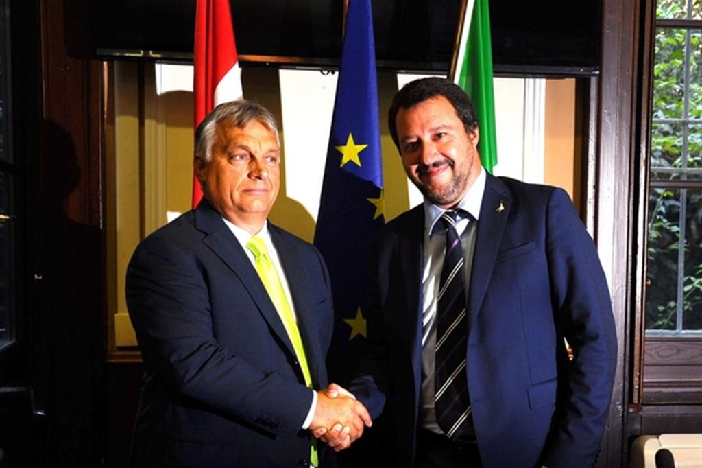 Stretta di mano tra Orban e Salvini, ma nessun aiuto all'Italia per i ricollocamenti dei migranti giunti in Italia (Fotogramma)