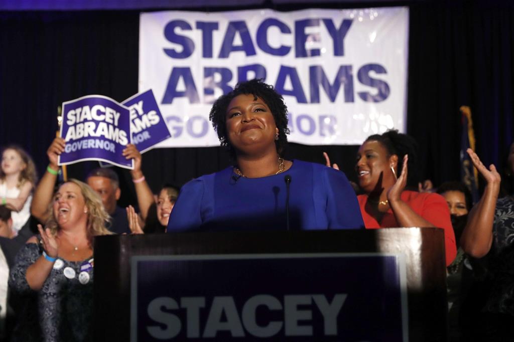 La candidata democratica Stacey Abrams dopo la vittoria alle primarie (Ansa)