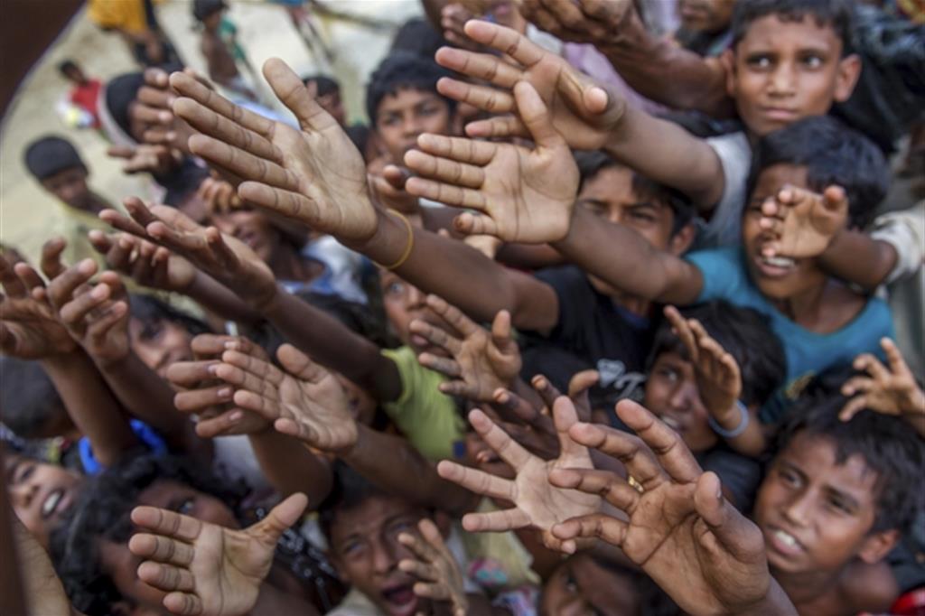 Bambini Rohingya sfollatri in un campo del Bangladesh, al confine con il Myanmar (Ansa)