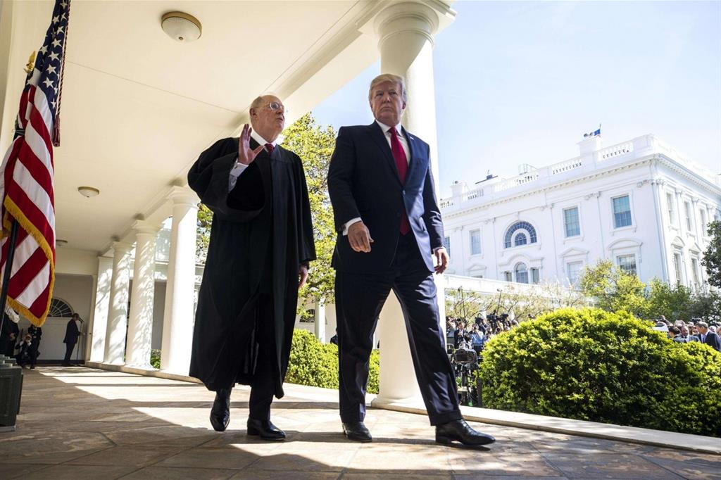 Il giudice della Corte Suprema Usa Anthony Kennedy insieme al presidente Donald Trump (Ansa)