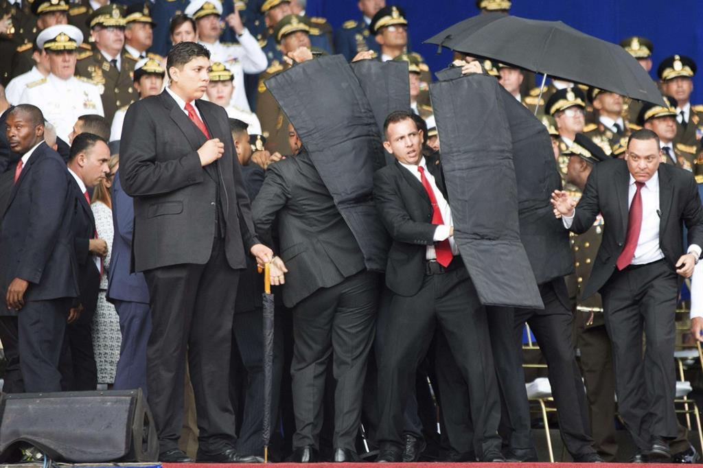 Il presidente venezuelano Nicolás Maduro durante l'attentato con i droni (Ansa)