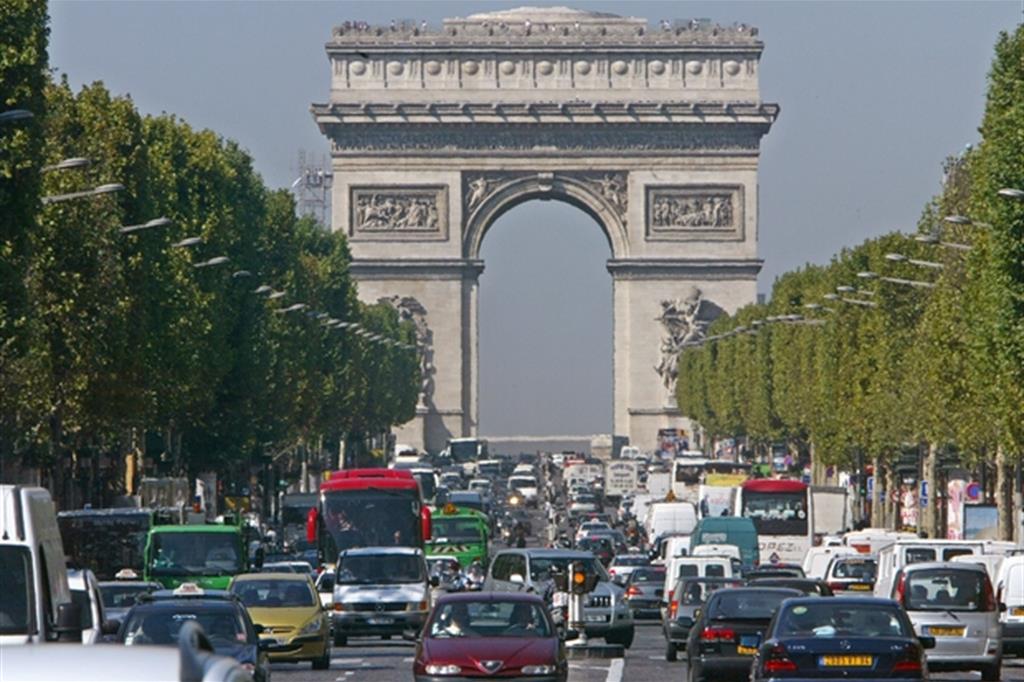 Francia, bollo a 10.500 euro per le auto più inquinanti