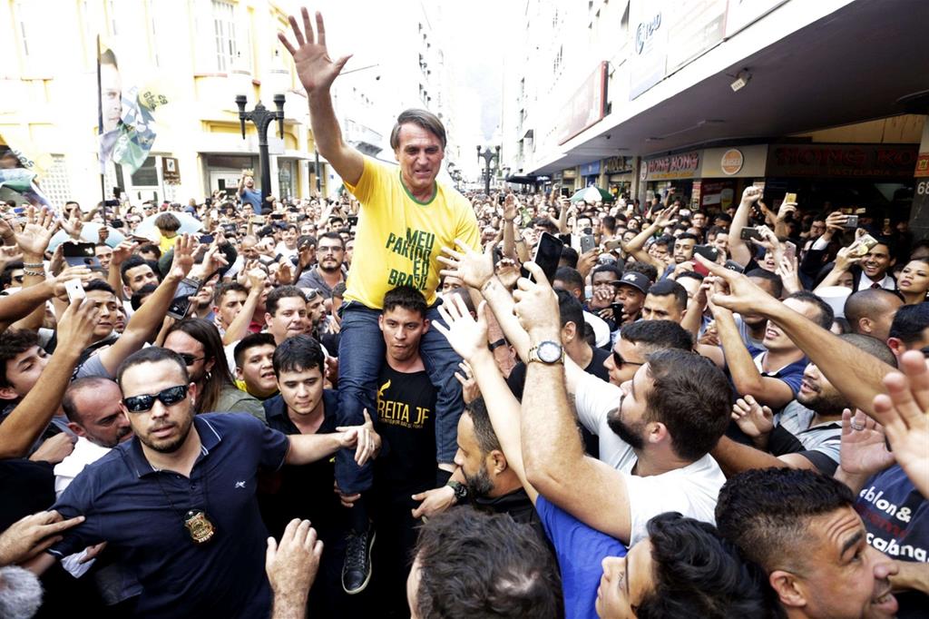 Jair Bolsonaro è stato aggredito mentre era portato in spalle dai suoi sostenitori, in un comizio nella città di Juiz de Flora, a metà strada tra Rio de Janeiro e Belo Horizonte (Ansa)