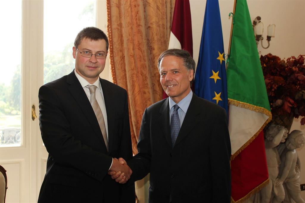 L'incontro del 2012 tra Valdis Dombrowskis, all'epoca primo ministro della Lettonia, e Enzo Moavero Milanesi, ministro degli Affari europei nel governo Monti