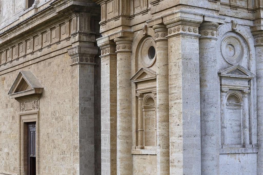 Particolare architettura esterna del portale sinistro e del campanile di San Biagio a Montepulciano - 