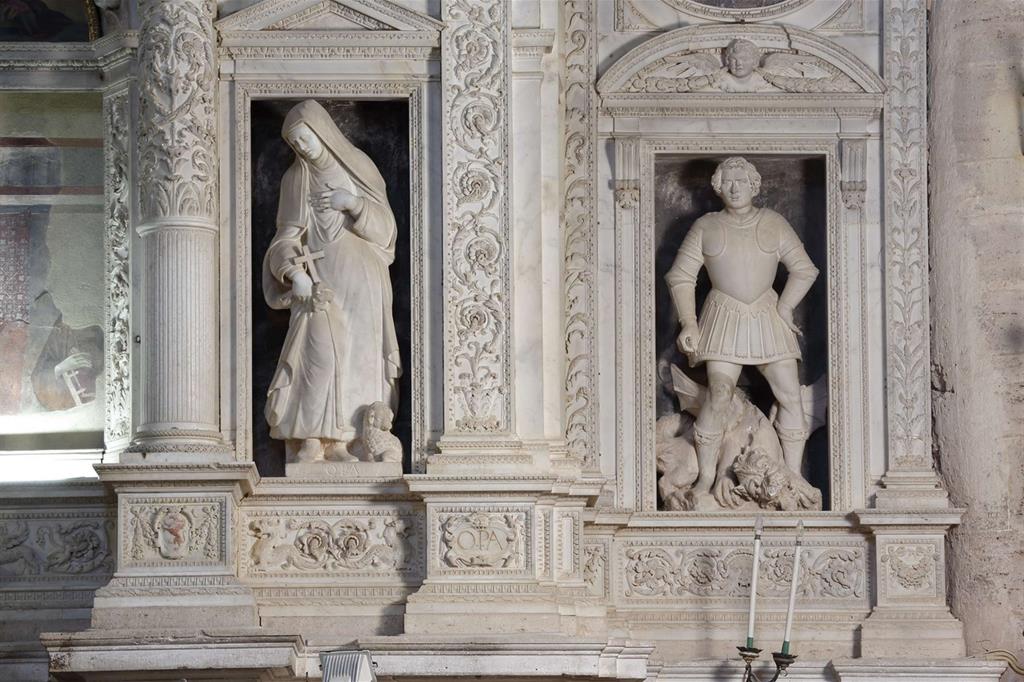 Le statue di Sant'Agnese e San Giorgio, opera di Ottaviano Lazzerini, all'interno della chiesa di San Biagio, a Montepulciano - 