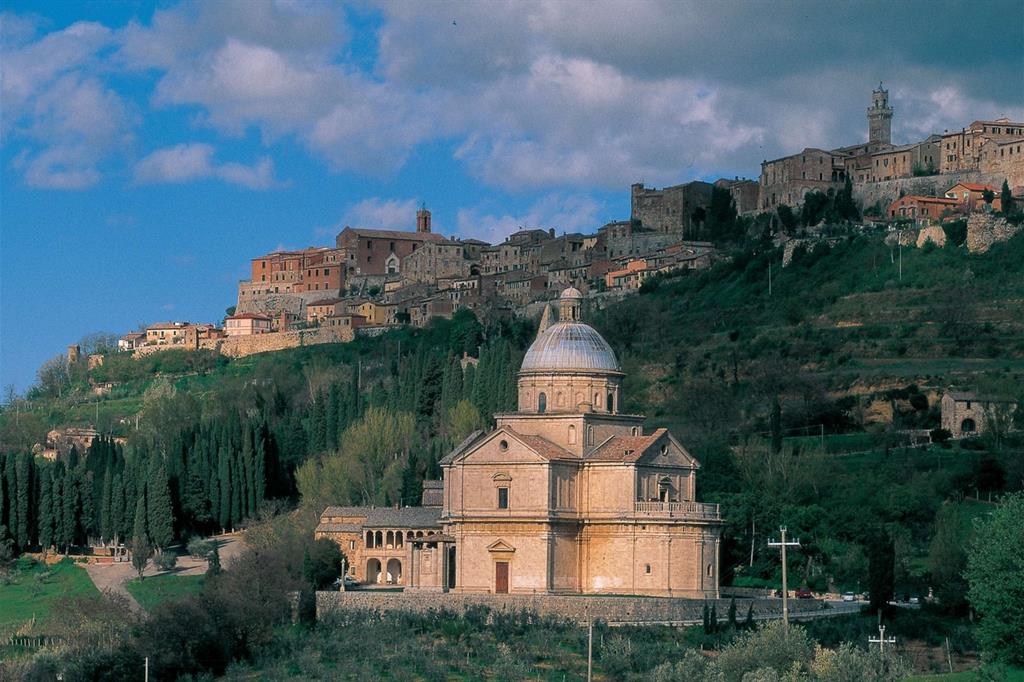 Il tempio di San Biagio visto dalla valle con, sullo sfondo, la città di Montepulciano - 