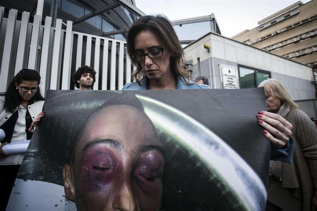 Roma, 31 ottobre 2014: Ilaria Cucchi mostra la foto del fratello Stefano dopo la sentenza della Corte d'appello