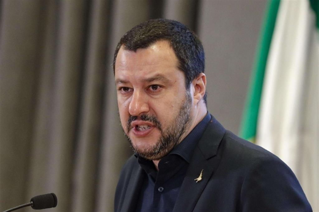 Salvini: porti chiusi anche alle missioni internazionali. La Difesa frena