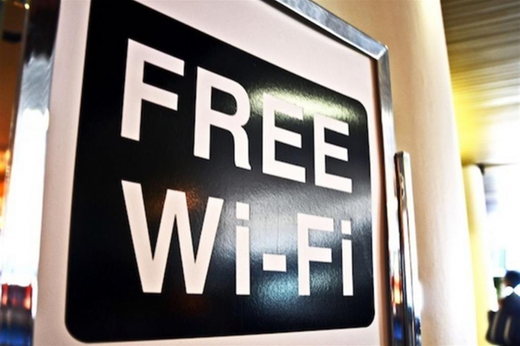 Di Maio: mezz'ora di connessione gratis a chi non può permetterselo