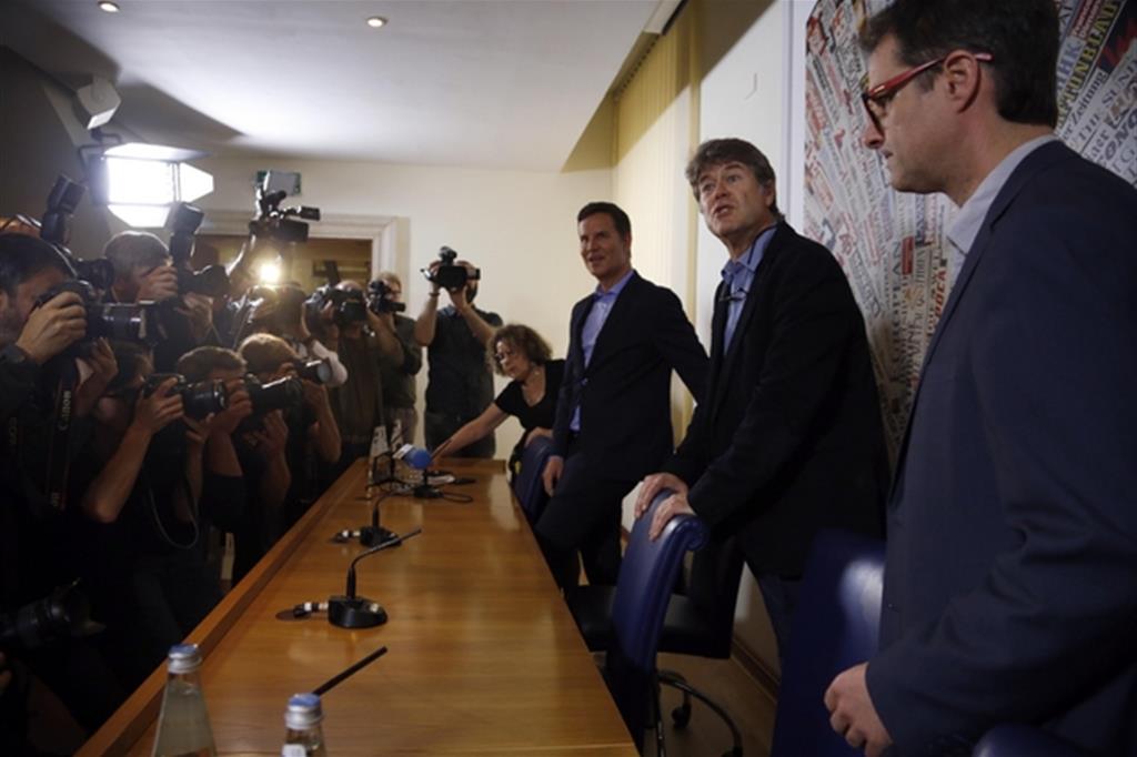 Alcune delle vittime cilene di abusi in una conferenza stampa a Roma (Ansa)