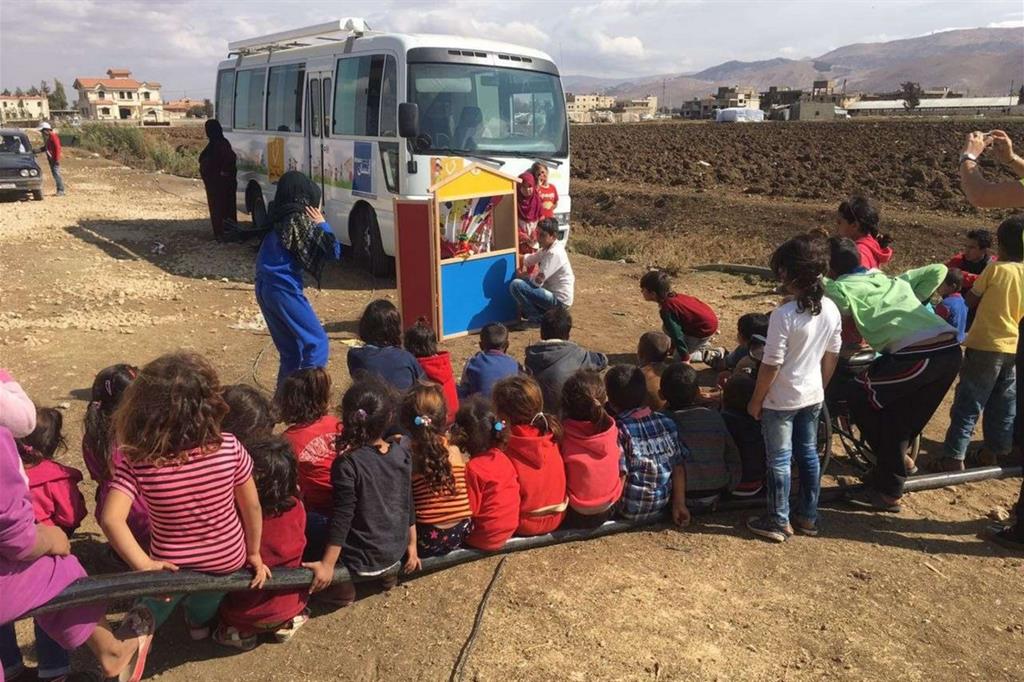 Il bus del sorriso al centro del progetto “Quando il gioco si fa duro” per i ragazzi dei campi profughi libanesi (Foto Fondazione “Giovanni Paolo II”)