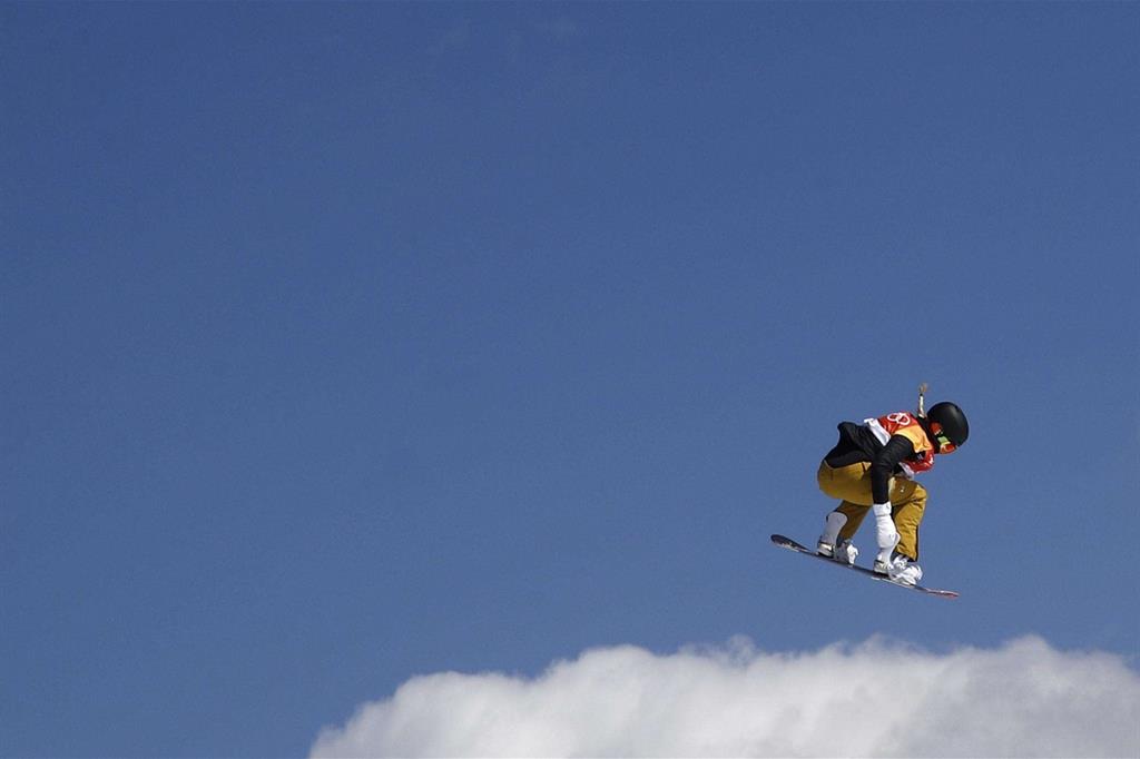 La norvegese Silje Norendal in salto durante la finale di slopestyle alle Olimpiadi invernali di Pyeongchang, Corea del Sud (Ansa)