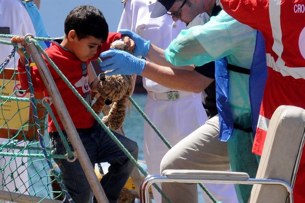Migranti, un bambino sbarca dopo il salvataggio in mare in un'immagine d'archivio (Fotogramma)