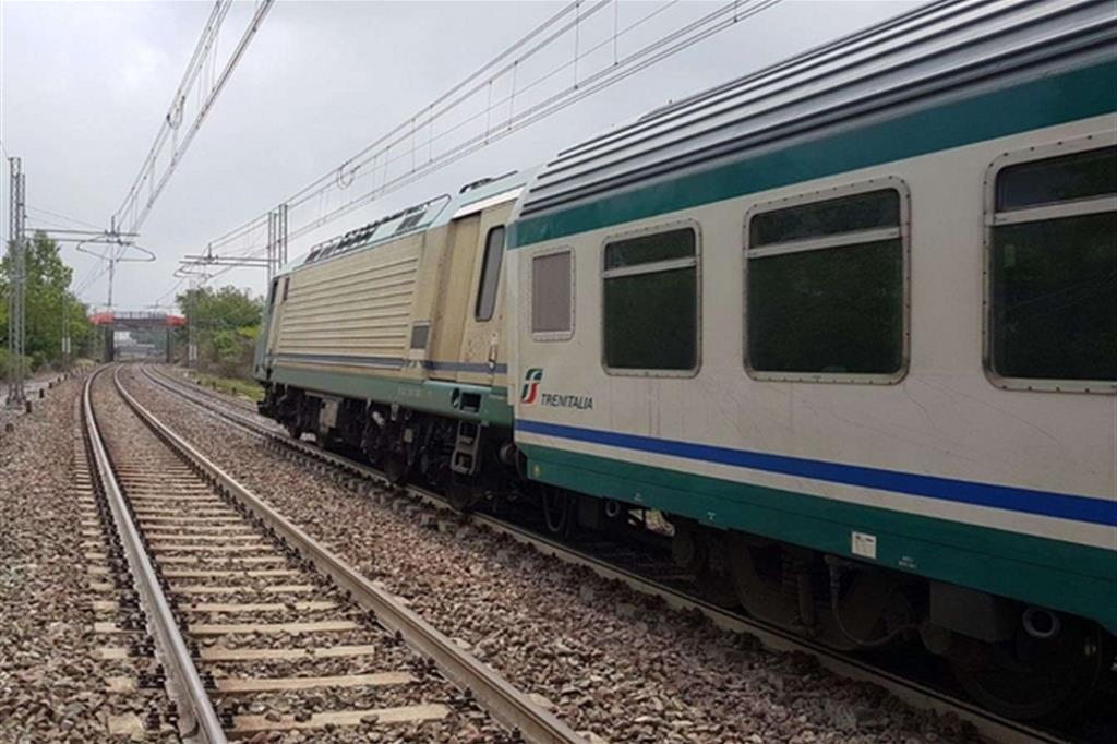 Treno regionale urta una gru ed esce dai binari: 10 feriti lievi