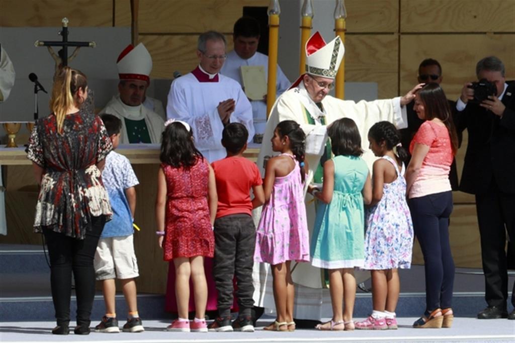 Papa Francesco durante la sua visita in Cile lo scorso gennaio (Epa)