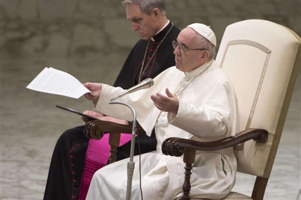 Papa Francesco: la Messa sia per noi tutti una scuola di preghiera